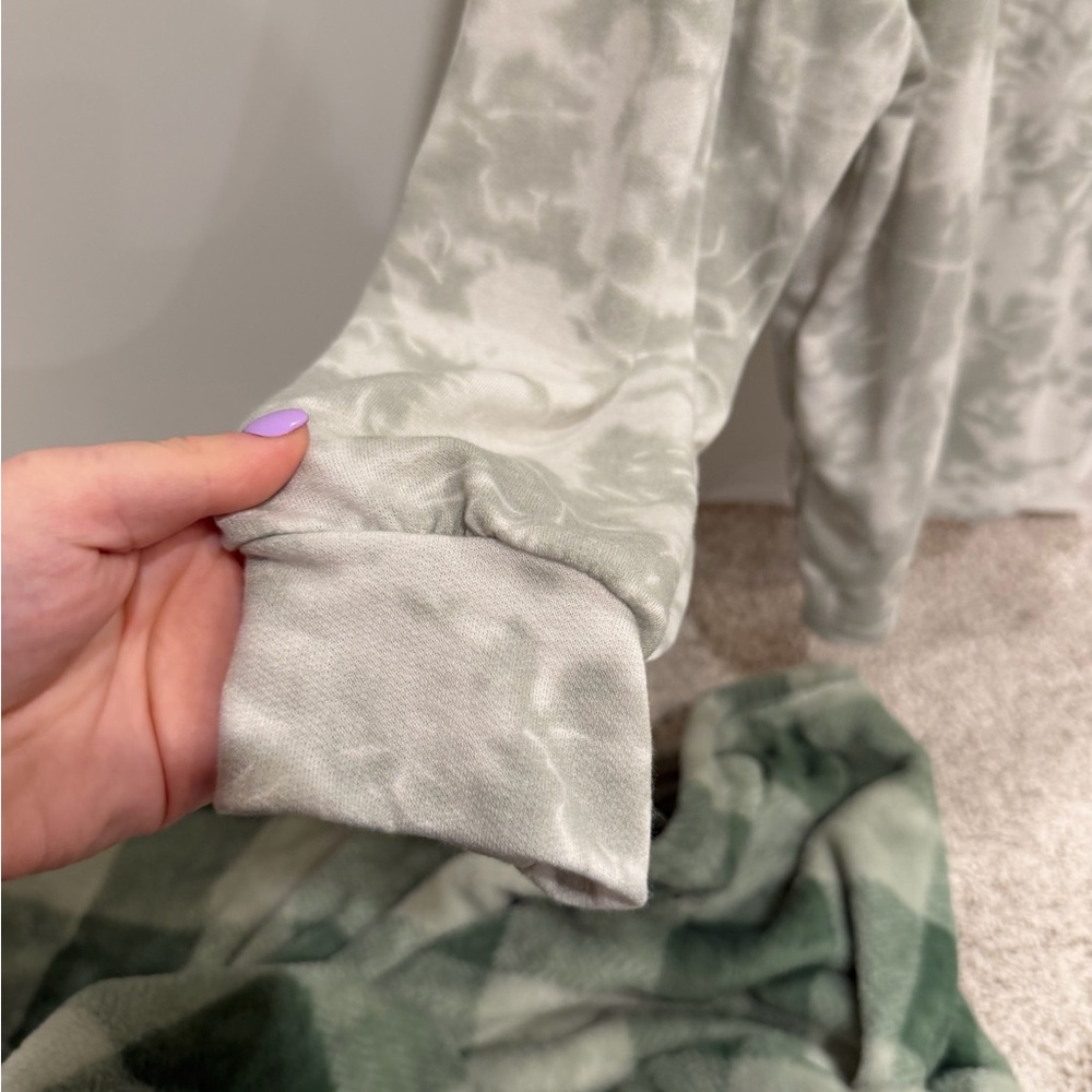 Kaileigh Women's Gray Tie-Dye Long Sleeve Top - Picture 4 of 4
